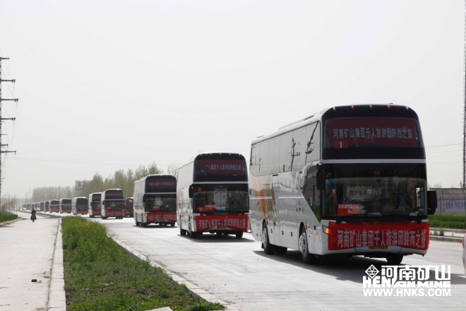 行進中的車隊，浩浩蕩蕩，蔚為壯觀.jpg